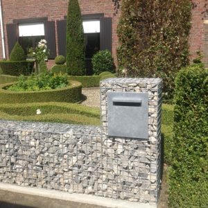 Brievenbus in steenmuur